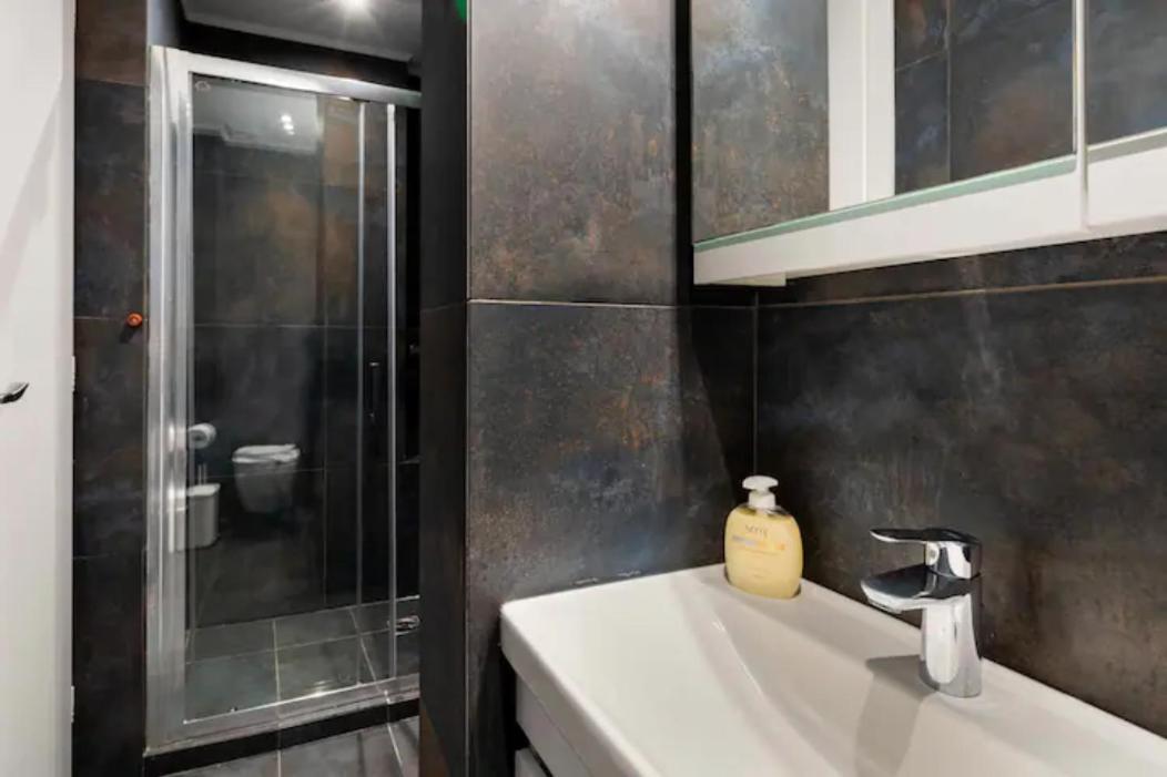 Βright Walled Designed Apt In Glyfada Center Atina Dış mekan fotoğraf