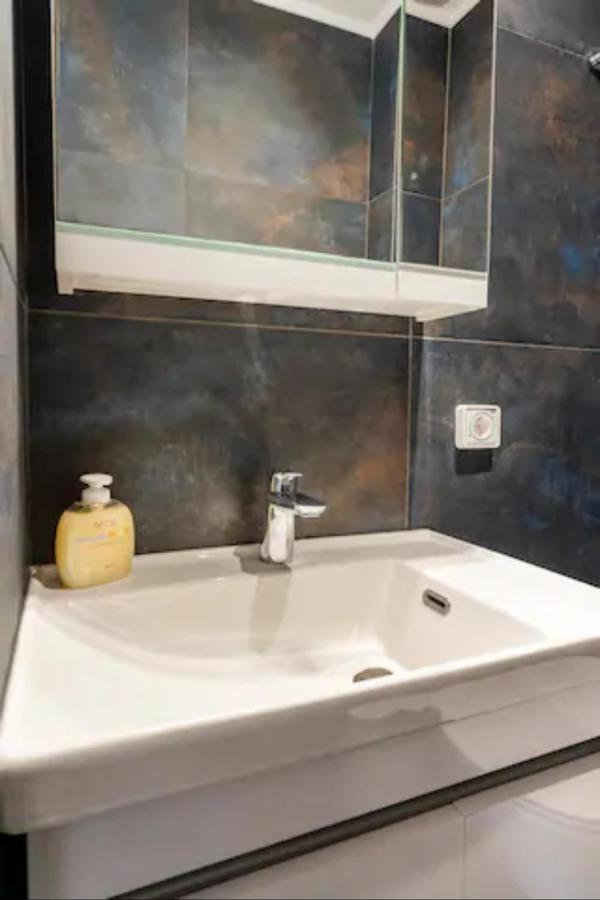 Βright Walled Designed Apt In Glyfada Center Atina Dış mekan fotoğraf